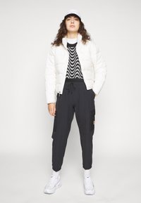 Nike Sportswear PANT - Cargobyxor - black/safety orange