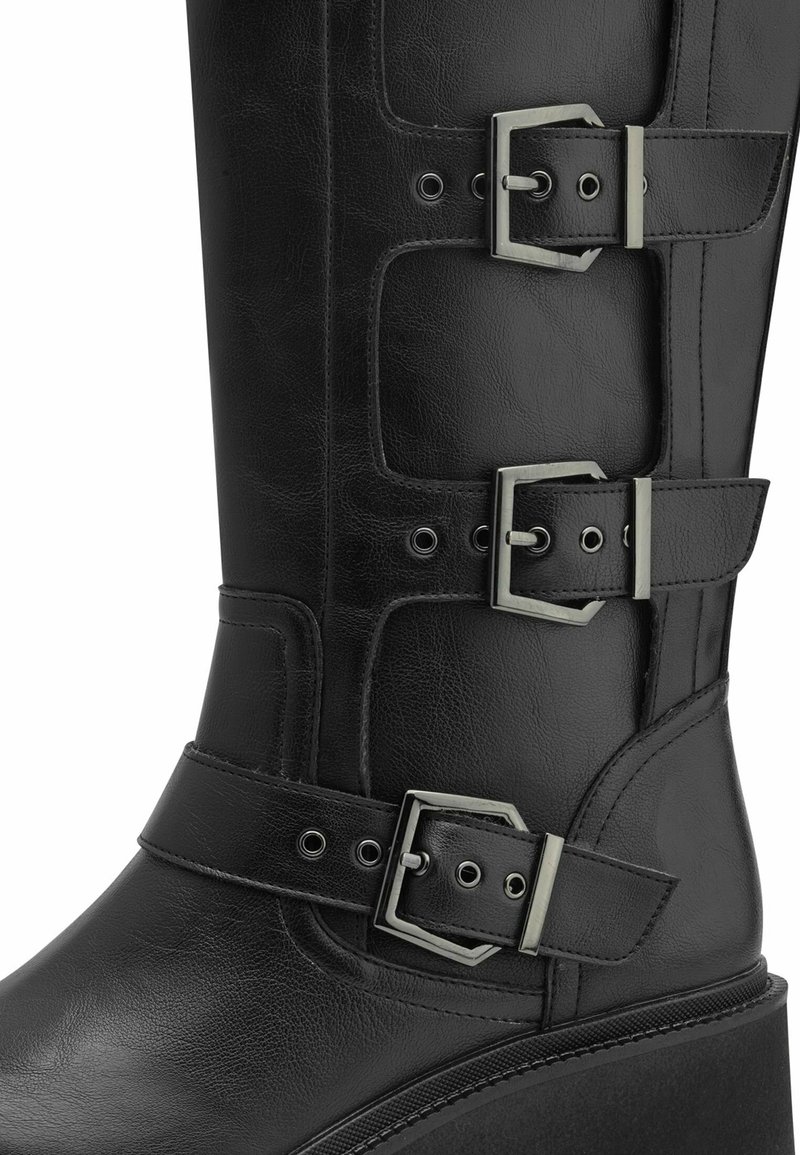 Zwarte leren laars tot de kuit met drie zilveren gespbanden en een wiggenhak, met gedetailleerde stiksels en een gladde textuur.