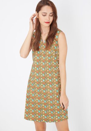 Vestido sin mangas en marrón con un estampado floral en verde, azul y rojo. Presenta un escote en V y una silueta recta. Está hecho de una tela ligera.