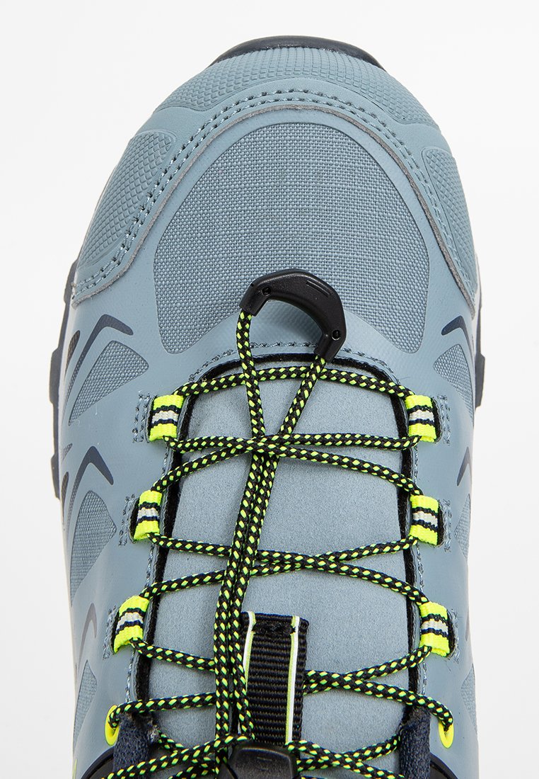 Grau-blauer Wanderschuh mit neon-gelben und schwarzen gemusterten elastischen Schnürsenkeln, die durch sechs Schnürschlaufen gefädelt sind.