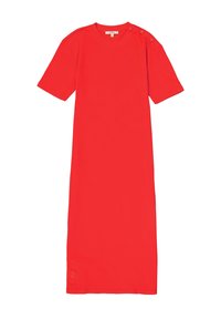 Vestido rojo, a la altura de la rodilla, con mangas cortas. Tela suave y lisa, presenta dos botones decorativos en el hombro izquierdo. Diseño simple y de corte recto.