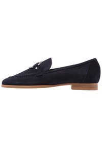 Mocassino in pelle scamosciata blu navy con dettaglio in fibbia argentata, tacco in legno basso e punta arrotondata, mostrato in vista laterale su sfondo bianco.