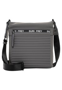 Borsa a tracolla rettangolare grigia con tasca frontale a coste, tracolla nera regolabile e cerniera etichettata "SURI FREY."
