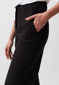 Zwarte pinstripe broeken van gladde stof, met een slim fit taille, zijzakken en een recht gesneden ontwerp.