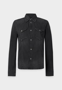 Chemise en jean noire à manches longues avec fermeture boutonnée devant et deux poches poitrine à rabats boutonnés sur fond uni.
