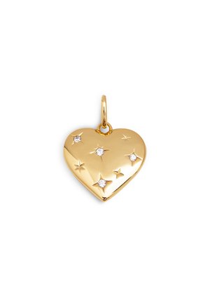 Pendiente en forma de corazón de oro que presenta cinco pequeños diamantes y acentos de estrellas, con una textura suave y un lazo para su sujeción.