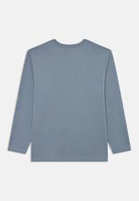 Hosszú ujjú, világoskék pamut ing, kerek nyakkivágással, egyenes szegéllyel és varrás nélküli kivitelezéssel, megerősített varrással a mandzsettákon.