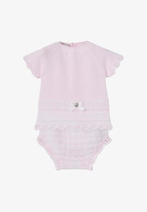 Combinaison bébé tricotée rose clair à manches courtes, bords festonnés, dentelle décorative, et petit nœud blanc avec un charm argenté à la taille.