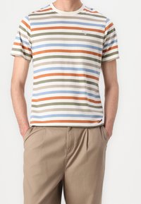 Gestreiftes T-Shirt in Creme, mit horizontalen Linien in Braun, Orange, Hellblau und Olivgrün. Kurze Ärmel und Rundhalsausschnitt.