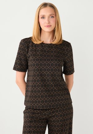 Zwart top met korte mouwen met een geometrisch patroon in goud en bruin, een ronde hals en een losse pasvorm. Gladde textuur.