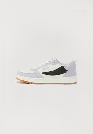 Zapatilla blanca y lavanda con un acento negro. Presenta una suela de goma, diseño de cordones y un logotipo prominente en el lateral. Textura suave.