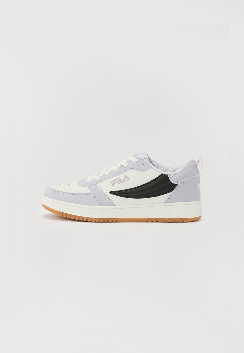 Hvit og lavendel sneaker med svart accent. Har gummisåle, snøring og fremtredende logo på siden. Glatt tekstur.