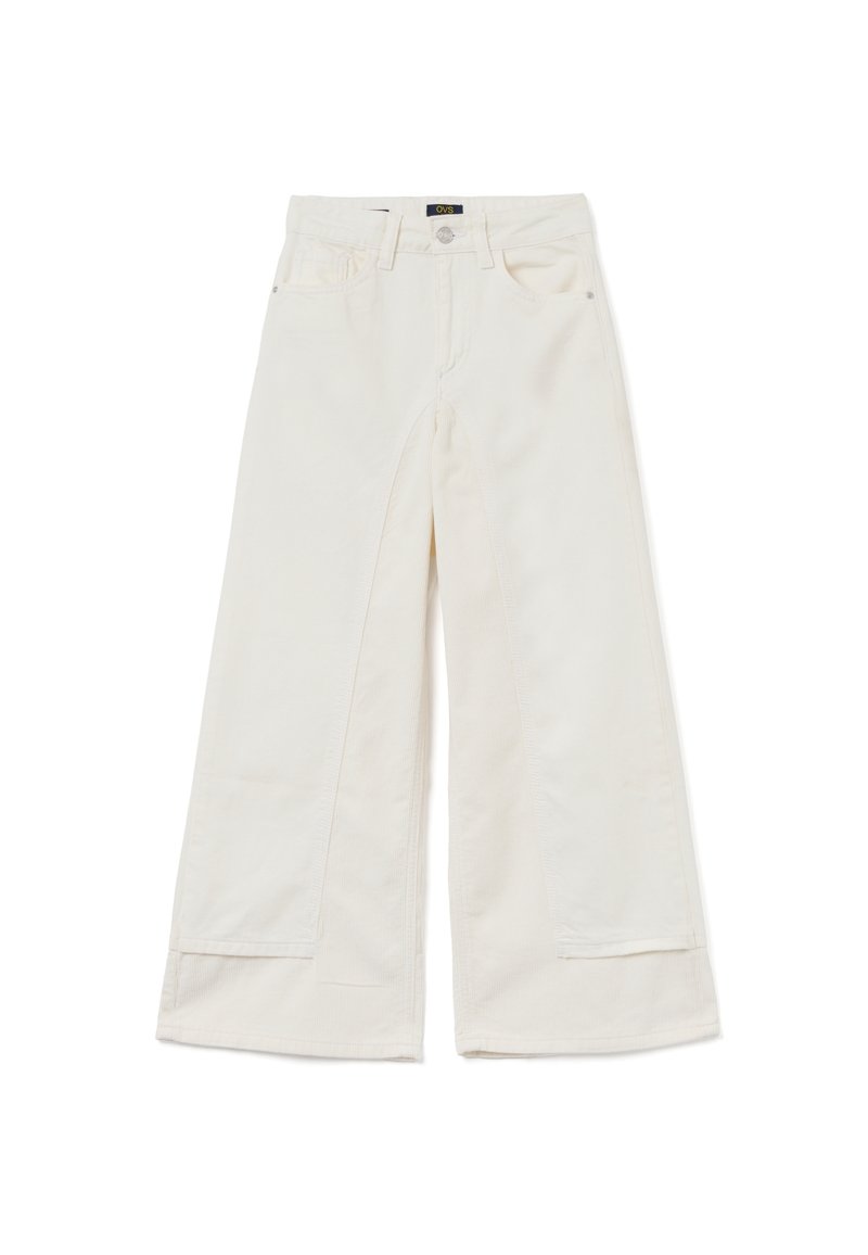 Pantaloni bianchi a gamba larga in cotone, con chiusura a zip e bottone, cinque tasche e dettagli di cucitura a contrasto.