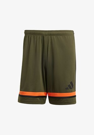 Olivgrüne Sportshorts mit elastischem Bund, die lebhafte orangefarbene horizontale Streifen und schwarze Akzente am Saum und Logo aufweisen.
