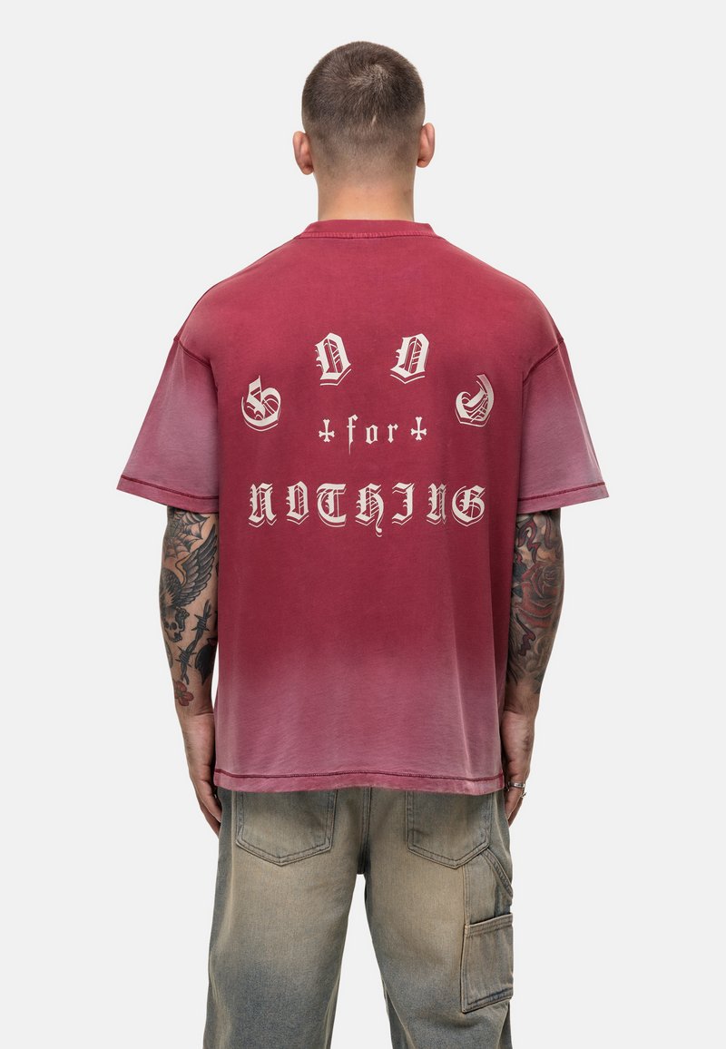 T-shirt oversize rosso e rosa sbiadito con grande testo bianco sul retro. Maniche corte, vestibilità rilassata e effetto tintura del capo all'orlo.