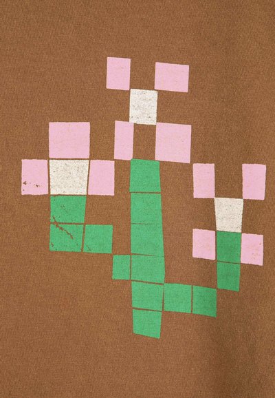 Tri apstraktna pikselizirana cvijeta s ružičastim laticama, bijelim središtima i zelenim stabljikama na pozadini od smeđeg tkanja.