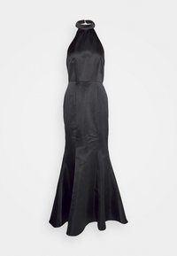 Robe de soirée noire en satin sans manches avec col halter et jupe évasée style sirène, présentée sur un fond uni.