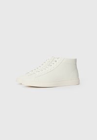 Zapatillas altas blancas de cuero texturizado, con detalles perforados y una suela de goma ligera, que cuentan con cordones planos y un diseño clásico.