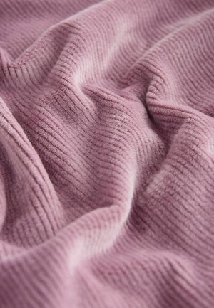 Material moale, cu dungi, într-o nuanță de roz estompat, având pliuri texturate și ondulate. Suprafața pare pufoasă și primitoare.