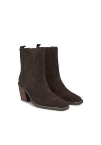 Botas de tobillo de ante marrón oscuro con punta afilada, acentos laterales texturizados y un tacón apilado. Cuenta con tiradores para facilitar el uso.