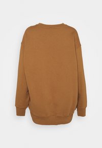 Sweatshirt marron à manches longues avec col rond, poignets et ourlet côtelés, vue de dos sur fond blanc.