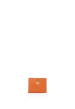 Portafoglio in pelle arancione dalla forma quadrata, con chiusura a zip e un'emblema circolare al centro. Texture liscia e design minimalista.