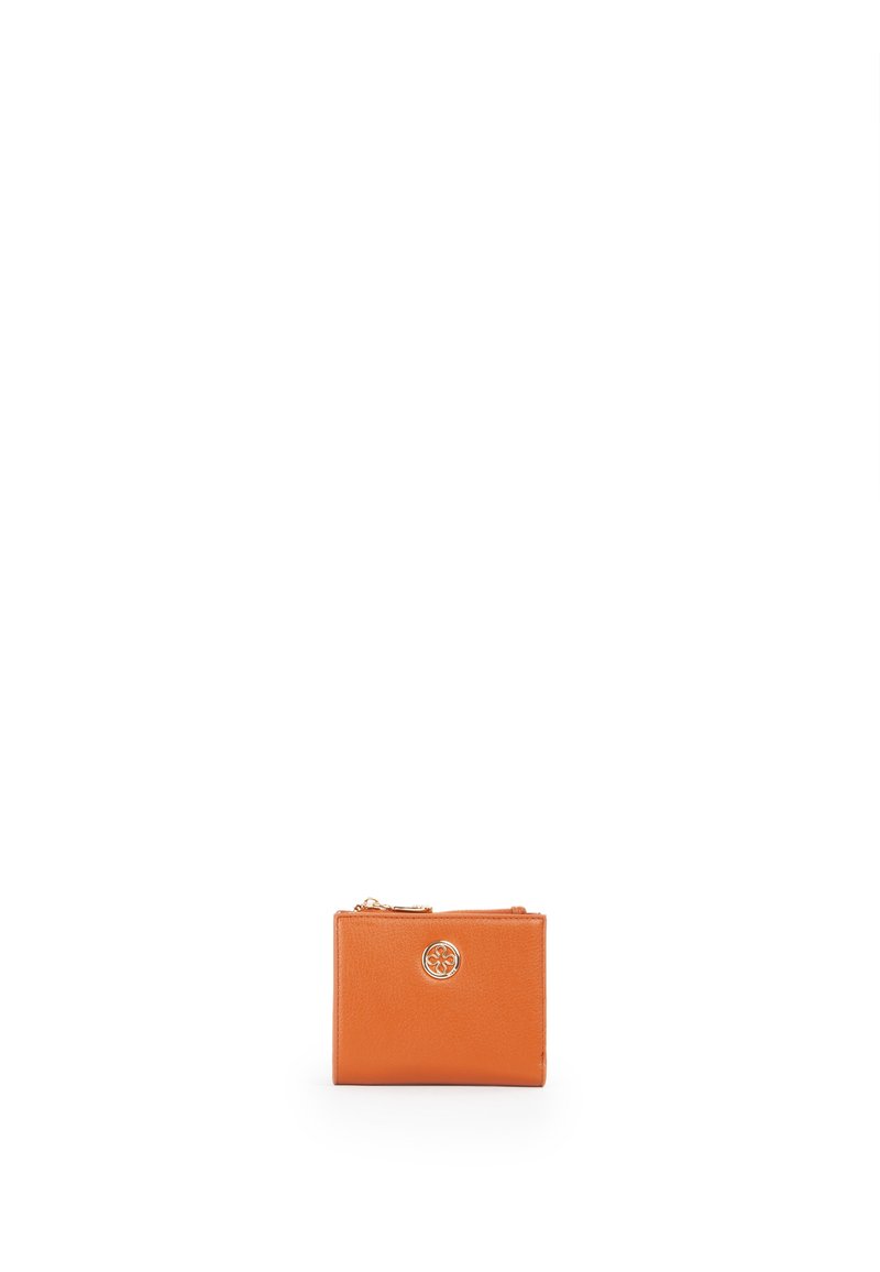 Portafoglio in pelle arancione dalla forma quadrata, con chiusura a zip e un'emblema circolare al centro. Texture liscia e design minimalista.
