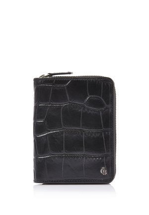 Schwarze Leder-Geldbörse mit Krokodilprägung und Rundum-Reißverschluss, mit kleinem silbernem Logo in der unteren rechten Ecke auf weißem Hintergrund.