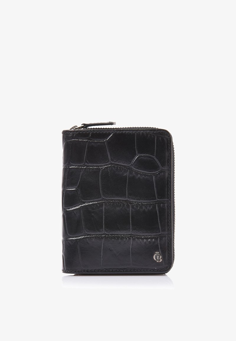 Portefeuille zippé en cuir noir à motif crocodile avec un petit logo argenté en bas à droite sur fond blanc.