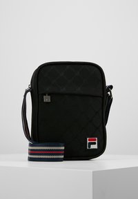 Borsa a tracolla nera con un motivo testurizzato, dotata di una cerniera in argento, una patch con logo e una tracolla in tessuto a strisce nei colori blu navy, rosso e bianco.