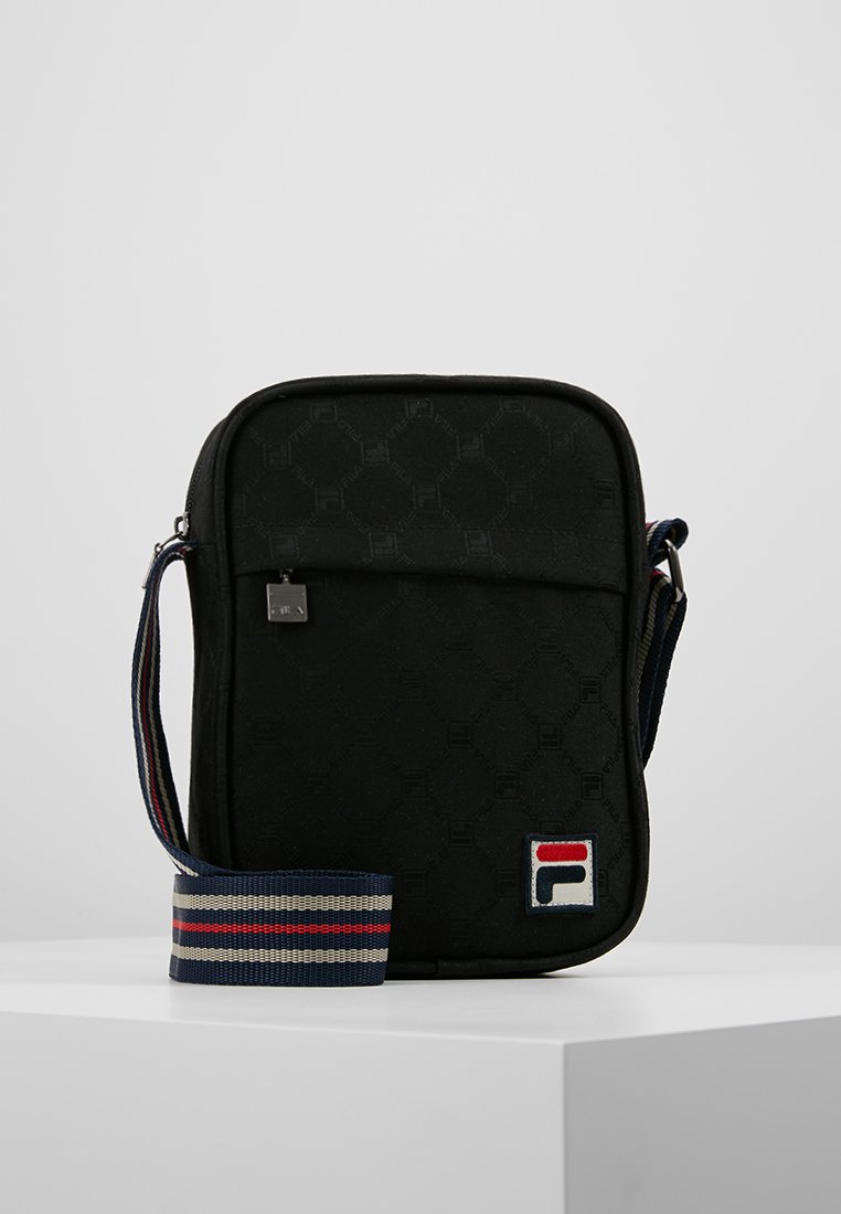 Borsa a tracolla nera con un motivo testurizzato, dotata di una cerniera in argento, una patch con logo e una tracolla in tessuto a strisce nei colori blu navy, rosso e bianco.