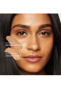 Fond de teint en "Bronze doré 20" et correcteur en "Moyen Tan 3.5C" appliqués sur un visage lisse, mettant en valeur un teint medium tan.