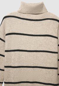 Maglione beige a collo alto con strisce nere, realizzato in morbido tessuto a maglia. Presenta un colletto a coste e una finitura testurizzata sulla superficie.