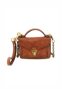 Borsa a mano in pelle marrone con finitura texture, hardware dorato, manico superiore e tracolla a catena rimovibile. Presenta una patta frontale con una chiusura.