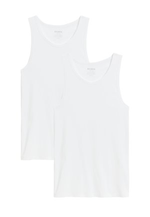 Dwa gładkie, białe, bezrękawnikowe tank topy, ułożone jedna na drugiej, z lekkim przesunięciem, pokazujące okrągłe dekolty i gładką tkaninę.