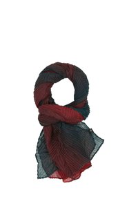 Écharpe légère et texturée, présentant un dégradé de rouge profond et de bleu-vert, avec un tissu froissé et un bord brut.
