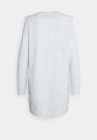 Vestido de suéter azul claro con una textura suave de punto, mangas largas, puños acanalados y un sutil detalle en los hombros.