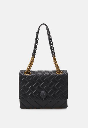 Borsa a tracolla nera trapuntata con una trama decorativa, caratterizzata da un dettaglio a forma di conchiglia e una tracolla a catena bicolore in oro e nero.