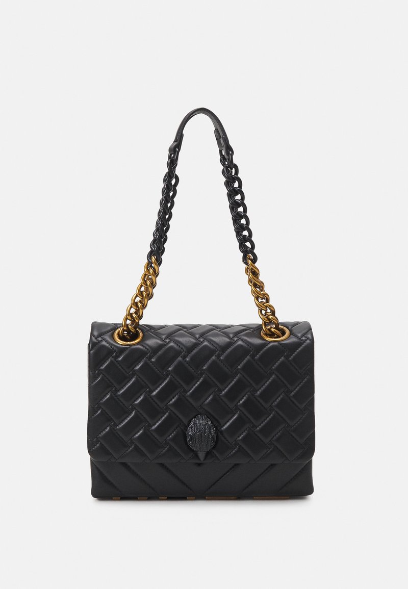 Czarna, pikowana torebka z wzorzystą teksturą, z ozdobnym akcentem w kształcie muszli oraz dwu-tonowym łańcuszkiem w kolorze złotym i czarnym.