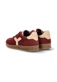 Zapatillas de ante rojas con detalles en cuero beige, puntera redonda, soporte acolchado para el tobillo y suela de goma marrón, que presentan un diseño simple.