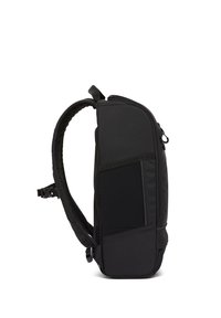Schwarzer Rucksack mit Reißverschluss, strukturiertem Seitenpanel, gepolsterten Trageriemen und einem schlanken, kompakten Design. Das Material wirkt strapazierfähig und wasserabweisend.