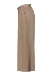 Beige weit geschnittene Hose aus einem strukturierten Stoff, mit einem glatten Satinbund und dezenten Faltendetails an den Seiten.