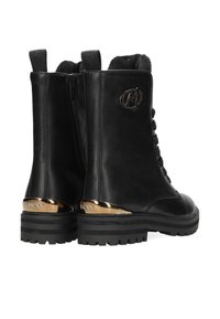 Černé kožené kotníkové boty se šněrováním a zipem. Mají strukturovanou černou podrážku a zlatě zvýrazněný podpatek s detailem značky.