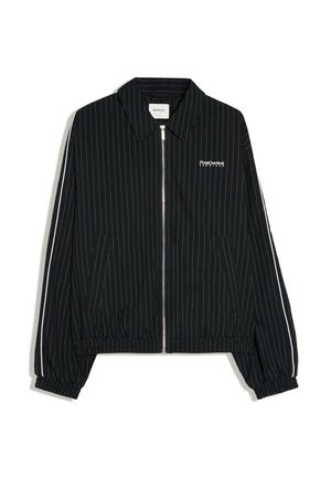 Schwarze Zip-Up-Jacke mit weißen vertikalen Nadelstreifen, elastischen Bündchen und Saum, Seitentaschen und weißem Text "PostCentral Services" auf der linken Brust.