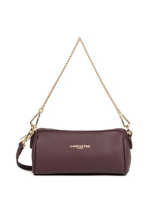 Sac à épaule en cuir bourgogne avec une finition texturée, chaîne dorée et fermeture éclair. Présente le logo en doré sur le devant.