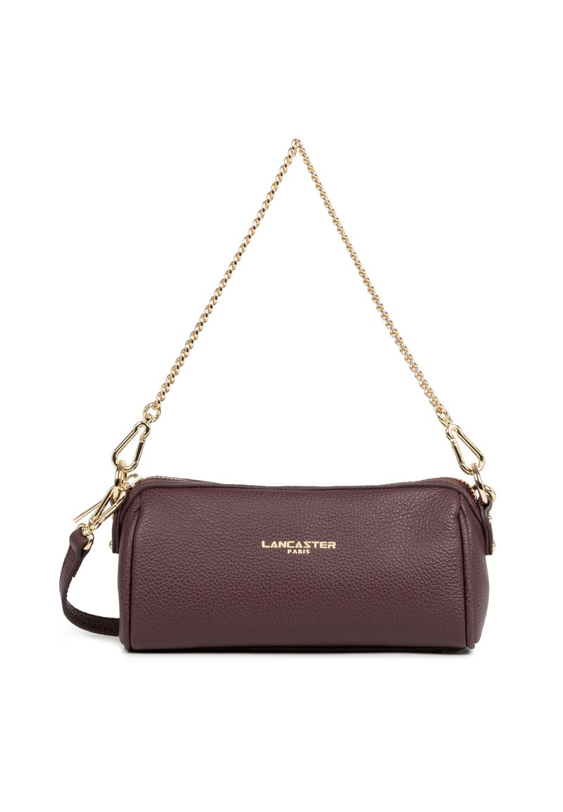 Borsa a spalla in pelle bordeaux con finitura texturizzata, tracolla a catena dorata e chiusura a zip. Presenta il logo in oro sul davanti.