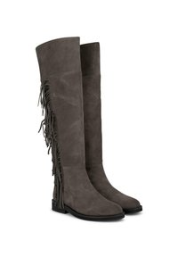 Las botas de ante gris hasta la rodilla presentan detalles de flecos en el lado exterior, una suela plana y una textura suave.