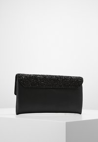 Pochette noire avec un corps en cuir lisse et un rabat brillant noir. Forme rectangulaire avec un design à rabat et sans matériel visible.