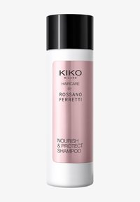 KIKO Milano-schampo i en slank vit flaska med rosa etikett och svart kork. Etiketterna lyder "NOURISH & PROTECT" och "HAIRCARE BY ROSSANO FERRETTI".