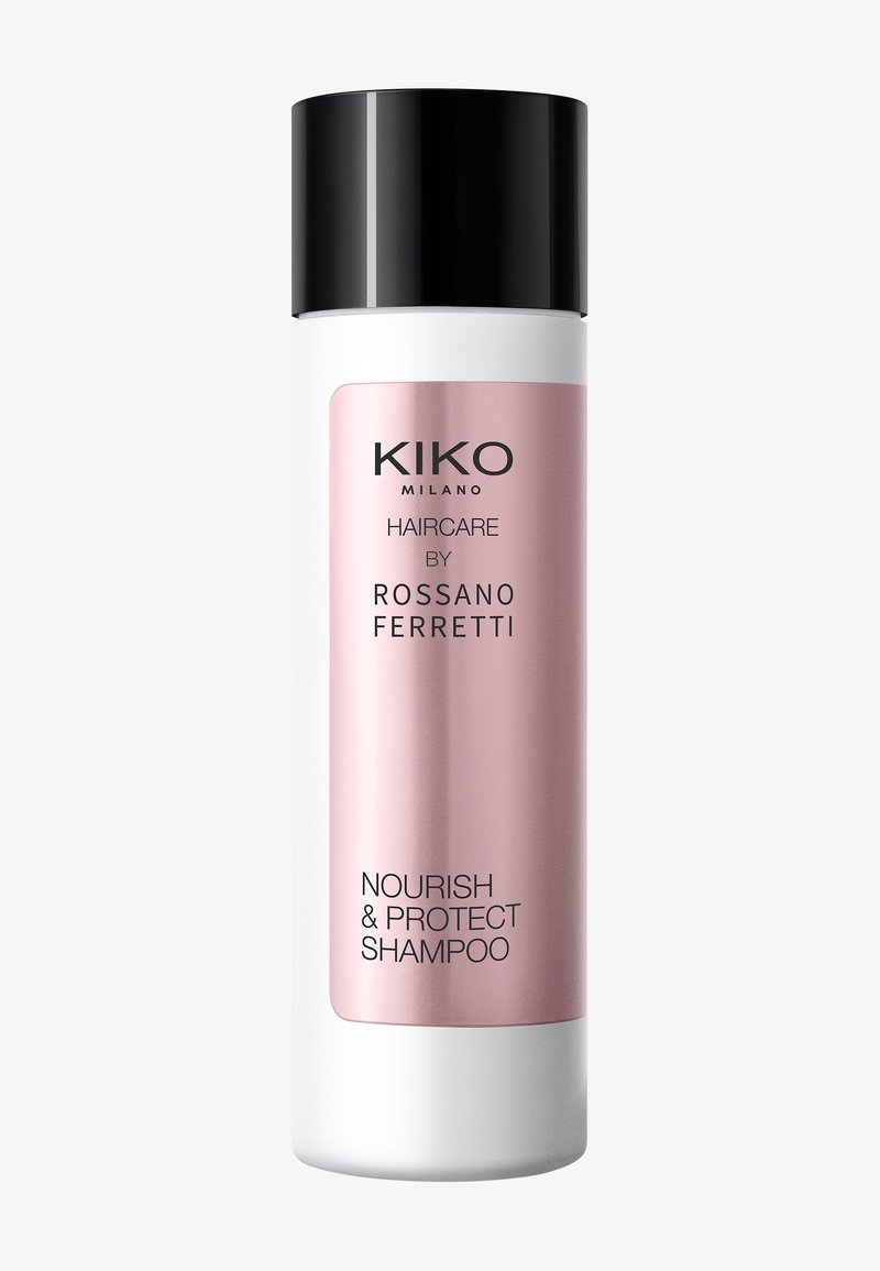 KIKO Milano-schampo i en slank vit flaska med rosa etikett och svart kork. Etiketterna lyder "NOURISH & PROTECT" och "HAIRCARE BY ROSSANO FERRETTI".